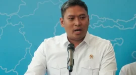 Kepala Badan Gizi Nasional (BGN) Sudaryono didampingi Wakil Kepala BGN Agustina Arumsari dan Trenggono memberikan keterangan pers terkait perkembangan Makan Bergizi Gratis (MBG) di Kantor Badan Gizi Nasional, Jakarta, Senin (27/7/2026)