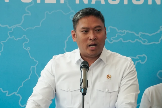 Kepala Badan Gizi Nasional (BGN) Sudaryono didampingi Wakil Kepala BGN Agustina Arumsari dan Trenggono memberikan keterangan pers terkait perkembangan Makan Bergizi Gratis (MBG) di Kantor Badan Gizi Nasional, Jakarta, Senin (27/7/2026)
