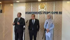 Wakil Ketua DPR Saan Mustopa (tengah) menjelaskan target pengesahan Rancangan Undang-Undang (RUU) Perampasan Aset. Menurutnya, pembahasan RUU tersebut diupayakan rampung pada 2026 karena telah masuk Program Legislasi Nasional (Prolegnas) Prioritas tahun ini. (Dok Istimewa)