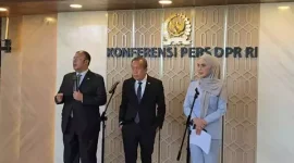 Wakil Ketua DPR Saan Mustopa (tengah) menjelaskan target pengesahan Rancangan Undang-Undang (RUU) Perampasan Aset. Menurutnya, pembahasan RUU tersebut diupayakan rampung pada 2026 karena telah masuk Program Legislasi Nasional (Prolegnas) Prioritas tahun ini. (Dok Istimewa)