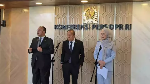 Wakil Ketua DPR Saan Mustopa (tengah) menjelaskan target pengesahan Rancangan Undang-Undang (RUU) Perampasan Aset. Menurutnya, pembahasan RUU tersebut diupayakan rampung pada 2026 karena telah masuk Program Legislasi Nasional (Prolegnas) Prioritas tahun ini. (Dok Istimewa)