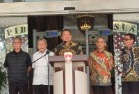 Jaksa Agung Muda Tindak Pidana Khusus (Jampidsus) Kejaksaan Agung, Febrie Adriansyah (tengah) menyampaikan keterangan saat konferensi pers di Kejaksaan Agung, Jakarta, Jumat (10/7/2026).