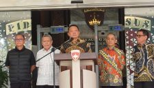 Jaksa Agung Muda Tindak Pidana Khusus (Jampidsus) Kejaksaan Agung, Febrie Adriansyah (tengah) menyampaikan keterangan saat konferensi pers di Kejaksaan Agung, Jakarta, Jumat (10/7/2026).