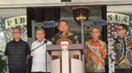 Jaksa Agung Muda Tindak Pidana Khusus (Jampidsus) Kejaksaan Agung, Febrie Adriansyah (tengah) menyampaikan keterangan saat konferensi pers di Kejaksaan Agung, Jakarta, Jumat (10/7/2026).
