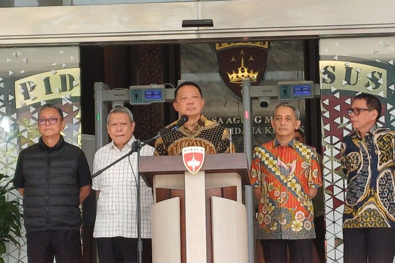 Jaksa Agung Muda Tindak Pidana Khusus (Jampidsus) Kejaksaan Agung, Febrie Adriansyah (tengah) menyampaikan keterangan saat konferensi pers di Kejaksaan Agung, Jakarta, Jumat (10/7/2026).