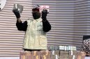 Komisi Pemberantasan Korupsi (KPK) mengungkap nilai barang bukti yang disita dalam operasi tangkap tangan (OTT) yang menjerat Bupati Lombok Barat, Lalu Ahmad Zaini, mencapai Rp9,06 miliar. (Foto: Dok.Tangkapan layar YouTube KPK)