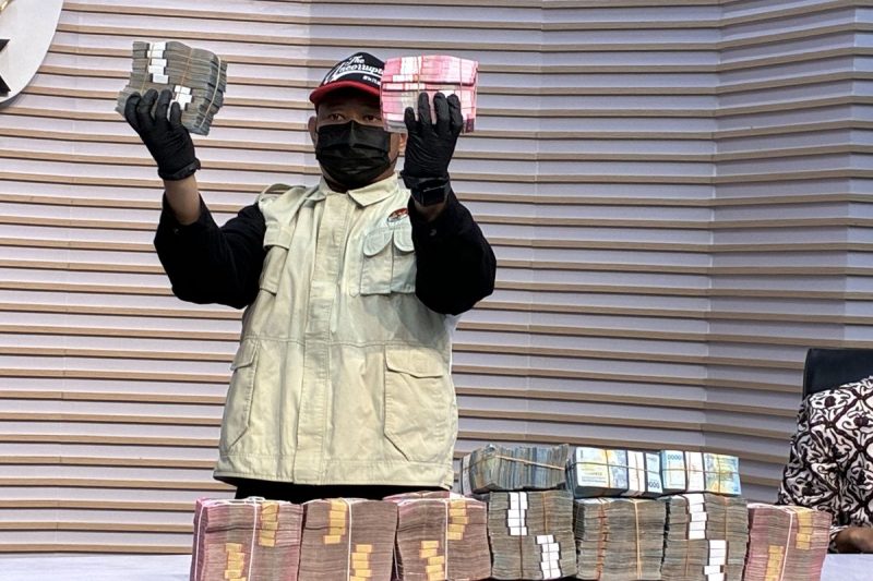 Komisi Pemberantasan Korupsi (KPK) mengungkap nilai barang bukti yang disita dalam operasi tangkap tangan (OTT) yang menjerat Bupati Lombok Barat, Lalu Ahmad Zaini, mencapai Rp9,06 miliar. (Foto: Dok.Tangkapan layar YouTube KPK)