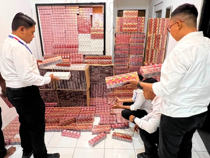 Direktorat Reserse Kriminal Khusus (Ditreskrimsus) Polda Nusa Tenggara Timur (NTT) membongkar dugaan peredaran rokok tanpa legalitas perizinan perdagangan dalam operasi penyelidikan yang digelar di empat kabupaten, yakni Ende, Nagekeo, Ngada, dan Manggarai Barat. (Dok. Istimewa).