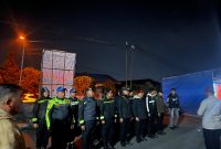 Kepolisian Resort (Polres) Manggarai menerapkan sistem dua gelombang pengamanan. Pleton pertama dikerahkan sebanyak 36 personel, pleton kedua berjumlah 36 orang, ditambah tim khusus beranggotakan 9 orang serta 2 personel pendukung. Khusus pengamanan pada sesi malam hari, total kekuatan personel yang disiapkan mencapai 49 orang untuk mengawal kegiatan Kongres PMKRI ke-XXXIV di Ruteng (foto: Dok.Flobamor.com)