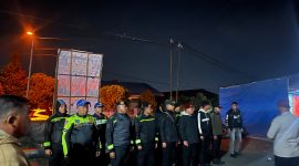 Kepolisian Resort (Polres) Manggarai menerapkan sistem dua gelombang pengamanan. Pleton pertama dikerahkan sebanyak 36 personel, pleton kedua berjumlah 36 orang, ditambah tim khusus beranggotakan 9 orang serta 2 personel pendukung. Khusus pengamanan pada sesi malam hari, total kekuatan personel yang disiapkan mencapai 49 orang untuk mengawal kegiatan Kongres PMKRI ke-XXXIV di Ruteng (foto: Dok.Flobamor.com)