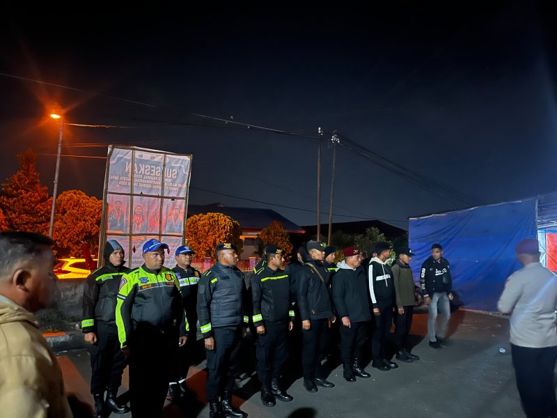 Kepolisian Resort (Polres) Manggarai menerapkan sistem dua gelombang pengamanan. Pleton pertama dikerahkan sebanyak 36 personel, pleton kedua berjumlah 36 orang, ditambah tim khusus beranggotakan 9 orang serta 2 personel pendukung. Khusus pengamanan pada sesi malam hari, total kekuatan personel yang disiapkan mencapai 49 orang untuk mengawal kegiatan Kongres PMKRI ke-XXXIV di Ruteng (foto: Dok.Flobamor.com)