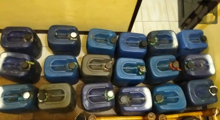 Seorang pria berinisial ZU (50), warga Kecamatan Aimere, Kabupaten Ngada, Nusa Tenggara Timur (NTT), diamankan polisi setelah kedapatan menimbun 670 liter Pertalite bersubsidi, Rabu (8/7/2026) Dok.istimewa)