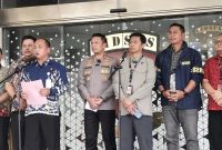 Kepala Pusat Penerangan Hukum (Kapuspenkum) Kejaksaan Agung Anang Supriatna (ketiga dari kiri) berbicara dalam konferensi pers di Gedung Jampidsus Kejagung, Jakarta, Jumat (17/7/2026).