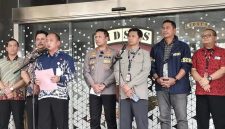 Kepala Pusat Penerangan Hukum (Kapuspenkum) Kejaksaan Agung Anang Supriatna (ketiga dari kiri) berbicara dalam konferensi pers di Gedung Jampidsus Kejagung, Jakarta, Jumat (17/7/2026).
