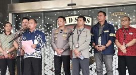 Kepala Pusat Penerangan Hukum (Kapuspenkum) Kejaksaan Agung Anang Supriatna (ketiga dari kiri) berbicara dalam konferensi pers di Gedung Jampidsus Kejagung, Jakarta, Jumat (17/7/2026).