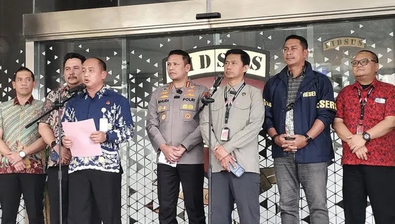 Kepala Pusat Penerangan Hukum (Kapuspenkum) Kejaksaan Agung Anang Supriatna (ketiga dari kiri) berbicara dalam konferensi pers di Gedung Jampidsus Kejagung, Jakarta, Jumat (17/7/2026).
