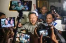 Mantan Jaksa Agung Muda Bidang Tindak Pidana Khusus Febrie Adriansyah (kiri) menjawab pertanyaan wartawan seusai menjalani pemeriksaan di Kejaksaan Agung, Jakarta, Jumat (24/7/2026). Kejaksaan Agung resmi menahan Febrie Adriansyah sebagai tersangka dugaan tindak pidana pencucian uang (TPPU)