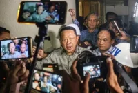 Mantan Jaksa Agung Muda Bidang Tindak Pidana Khusus Febrie Adriansyah (kiri) menjawab pertanyaan wartawan seusai menjalani pemeriksaan di Kejaksaan Agung, Jakarta, Jumat (24/7/2026). Kejaksaan Agung resmi menahan Febrie Adriansyah sebagai tersangka dugaan tindak pidana pencucian uang (TPPU)