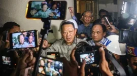 Mantan Jaksa Agung Muda Bidang Tindak Pidana Khusus Febrie Adriansyah (kiri) menjawab pertanyaan wartawan seusai menjalani pemeriksaan di Kejaksaan Agung, Jakarta, Jumat (24/7/2026). Kejaksaan Agung resmi menahan Febrie Adriansyah sebagai tersangka dugaan tindak pidana pencucian uang (TPPU)