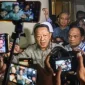 Mantan Jaksa Agung Muda Bidang Tindak Pidana Khusus Febrie Adriansyah (kiri) menjawab pertanyaan wartawan seusai menjalani pemeriksaan di Kejaksaan Agung, Jakarta, Jumat (24/7/2026). Kejaksaan Agung resmi menahan Febrie Adriansyah sebagai tersangka dugaan tindak pidana pencucian uang (TPPU)