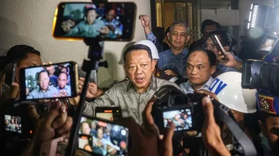 Mantan Jaksa Agung Muda Bidang Tindak Pidana Khusus Febrie Adriansyah (kiri) menjawab pertanyaan wartawan seusai menjalani pemeriksaan di Kejaksaan Agung, Jakarta, Jumat (24/7/2026). Kejaksaan Agung resmi menahan Febrie Adriansyah sebagai tersangka dugaan tindak pidana pencucian uang (TPPU)