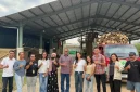 Foto bersama Wakil Gubernur NTT, Johni Asadoma dengan Project Officer Yayasan Bambu Lingkungan Lestari (YBLL), Septiani Solfriyansi Maro, dan jajaran selepas kunjunngan kerja ke Yayasan Bambu Lingkungan Lestari (YBLL), Selasa, 21 Juli 2026. (Foto: Dok.Flobamor.com)