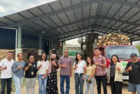 Foto bersama Wakil Gubernur NTT, Johni Asadoma dengan Project Officer Yayasan Bambu Lingkungan Lestari (YBLL), Septiani Solfriyansi Maro, dan jajaran selepas kunjunngan kerja ke Yayasan Bambu Lingkungan Lestari (YBLL), Selasa, 21 Juli 2026. (Foto: Dok.Flobamor.com)