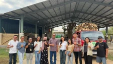 Foto bersama Wakil Gubernur NTT, Johni Asadoma dengan Project Officer Yayasan Bambu Lingkungan Lestari (YBLL), Septiani Solfriyansi Maro, dan jajaran selepas kunjunngan kerja ke Yayasan Bambu Lingkungan Lestari (YBLL), Selasa, 21 Juli 2026. (Foto: Dok.Flobamor.com)