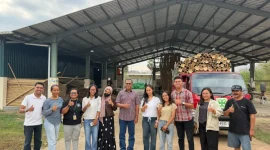 Foto bersama Wakil Gubernur NTT, Johni Asadoma dengan Project Officer Yayasan Bambu Lingkungan Lestari (YBLL), Septiani Solfriyansi Maro, dan jajaran selepas kunjunngan kerja ke Yayasan Bambu Lingkungan Lestari (YBLL), Selasa, 21 Juli 2026. (Foto: Dok.Flobamor.com)