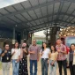 Foto bersama Wakil Gubernur NTT, Johni Asadoma dengan Project Officer Yayasan Bambu Lingkungan Lestari (YBLL), Septiani Solfriyansi Maro, dan jajaran selepas kunjunngan kerja ke Yayasan Bambu Lingkungan Lestari (YBLL), Selasa, 21 Juli 2026. (Foto: Dok.Flobamor.com)