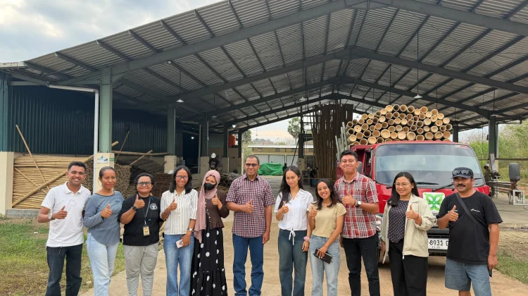 Foto bersama Wakil Gubernur NTT, Johni Asadoma dengan Project Officer Yayasan Bambu Lingkungan Lestari (YBLL), Septiani Solfriyansi Maro, dan jajaran selepas kunjunngan kerja ke Yayasan Bambu Lingkungan Lestari (YBLL), Selasa, 21 Juli 2026. (Foto: Dok.Flobamor.com)