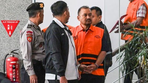 Anggota Polri yang berdinas di KPK sebagai staf administrasi lembaga, Setya Budi Dias Oktavianto, turut menjadi tersangka dan ditahan terkait Operasi Tangkap Tangan (OTT) terhadap Bupati Pemalang, Anom Widiyantoro. (Foto: Dok.KPK)