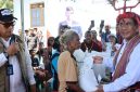 Menteri Pertanian Andi Amran Sulaiman menyalurkan Bantuan pangan beras yang disalurkan bagi 37.338 penerima di Kabupaten Alor, NTT. Direktur Utama Bulog, Ahmad Rizal Ramdhani turut menyaksikan distribusi bantuan pangan diterima masyarakat. Beras disalurkan sebanyak 30 kilogram per penerima sebagai alokasi bantuan pangan tiga bulan, (Foto: Dok.Flobamor.com)