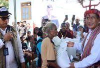 Menteri Pertanian Andi Amran Sulaiman menyalurkan Bantuan pangan beras yang disalurkan bagi 37.338 penerima di Kabupaten Alor, NTT. Direktur Utama Bulog, Ahmad Rizal Ramdhani turut menyaksikan distribusi bantuan pangan diterima masyarakat. Beras disalurkan sebanyak 30 kilogram per penerima sebagai alokasi bantuan pangan tiga bulan, (Foto: Dok.Flobamor.com)