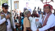 Menteri Pertanian Andi Amran Sulaiman menyalurkan Bantuan pangan beras yang disalurkan bagi 37.338 penerima di Kabupaten Alor, NTT. Direktur Utama Bulog, Ahmad Rizal Ramdhani turut menyaksikan distribusi bantuan pangan diterima masyarakat. Beras disalurkan sebanyak 30 kilogram per penerima sebagai alokasi bantuan pangan tiga bulan, (Foto: Dok.Flobamor.com)