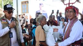 Menteri Pertanian Andi Amran Sulaiman menyalurkan Bantuan pangan beras yang disalurkan bagi 37.338 penerima di Kabupaten Alor, NTT. Direktur Utama Bulog, Ahmad Rizal Ramdhani turut menyaksikan distribusi bantuan pangan diterima masyarakat. Beras disalurkan sebanyak 30 kilogram per penerima sebagai alokasi bantuan pangan tiga bulan, (Foto: Dok.Flobamor.com)