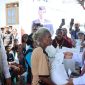 Menteri Pertanian Andi Amran Sulaiman menyalurkan Bantuan pangan beras yang disalurkan bagi 37.338 penerima di Kabupaten Alor, NTT. Direktur Utama Bulog, Ahmad Rizal Ramdhani turut menyaksikan distribusi bantuan pangan diterima masyarakat. Beras disalurkan sebanyak 30 kilogram per penerima sebagai alokasi bantuan pangan tiga bulan, (Foto: Dok.Flobamor.com)