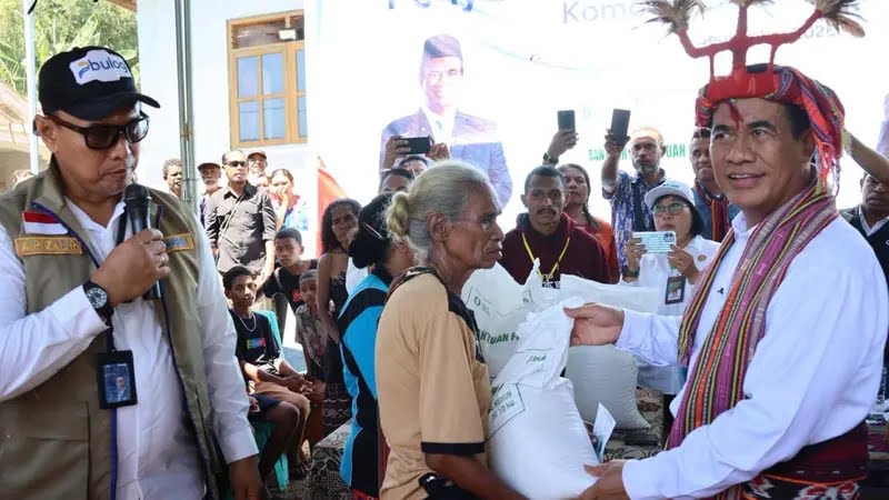 Menteri Pertanian Andi Amran Sulaiman menyalurkan Bantuan pangan beras yang disalurkan bagi 37.338 penerima di Kabupaten Alor, NTT. Direktur Utama Bulog, Ahmad Rizal Ramdhani turut menyaksikan distribusi bantuan pangan diterima masyarakat. Beras disalurkan sebanyak 30 kilogram per penerima sebagai alokasi bantuan pangan tiga bulan, (Foto: Dok.Flobamor.com)