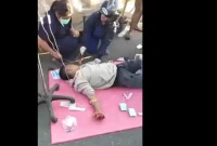 Sejumlah tenaga medis memberikan pertolongan kepada pasien yang terpaksa mendapat penanganan di luar gedung rumah sakit, Sabtu (15/8/2026)