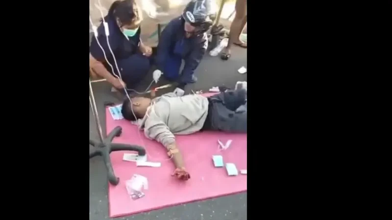 Sejumlah tenaga medis memberikan pertolongan kepada pasien yang terpaksa mendapat penanganan di luar gedung rumah sakit, Sabtu (15/8/2026)
