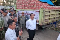 Foto: Doc. Mentan Amran meninjau langsung penyaluran bantuan di Kecamatan Reok, Kabupaten Manggarai, Rabu (19/8/2026).