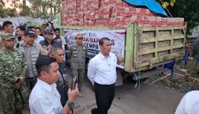 Foto: Doc. Mentan Amran meninjau langsung penyaluran bantuan di Kecamatan Reok, Kabupaten Manggarai, Rabu (19/8/2026).