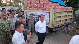 Foto: Doc. Mentan Amran meninjau langsung penyaluran bantuan di Kecamatan Reok, Kabupaten Manggarai, Rabu (19/8/2026).
