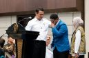 Seorang mahasiswa Universitas Diponegoro (Undip) asal Kabupaten Alor, Nusa Tenggara Timur (NTT), Adriano Padama curhat kepada Menteri Pertanian (Mentan) Andi Amran Sulaiman mengenai sulitnya distribusi pangan dan mahalnya harga beras di daerah asalnya. Momen haru terjadi saat Mentan Amran menjadi pembicara dalam Upacara Penerimaan Mahasiswa Baru (PMB) Universitas Diponegoro (Undip) Semarang Tahun Akademik 2026/2027 pada Kamis (6/8/2026).