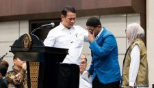 Seorang mahasiswa Universitas Diponegoro (Undip) asal Kabupaten Alor, Nusa Tenggara Timur (NTT), Adriano Padama curhat kepada Menteri Pertanian (Mentan) Andi Amran Sulaiman mengenai sulitnya distribusi pangan dan mahalnya harga beras di daerah asalnya. Momen haru terjadi saat Mentan Amran menjadi pembicara dalam Upacara Penerimaan Mahasiswa Baru (PMB) Universitas Diponegoro (Undip) Semarang Tahun Akademik 2026/2027 pada Kamis (6/8/2026).