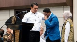 Seorang mahasiswa Universitas Diponegoro (Undip) asal Kabupaten Alor, Nusa Tenggara Timur (NTT), Adriano Padama curhat kepada Menteri Pertanian (Mentan) Andi Amran Sulaiman mengenai sulitnya distribusi pangan dan mahalnya harga beras di daerah asalnya. Momen haru terjadi saat Mentan Amran menjadi pembicara dalam Upacara Penerimaan Mahasiswa Baru (PMB) Universitas Diponegoro (Undip) Semarang Tahun Akademik 2026/2027 pada Kamis (6/8/2026). 