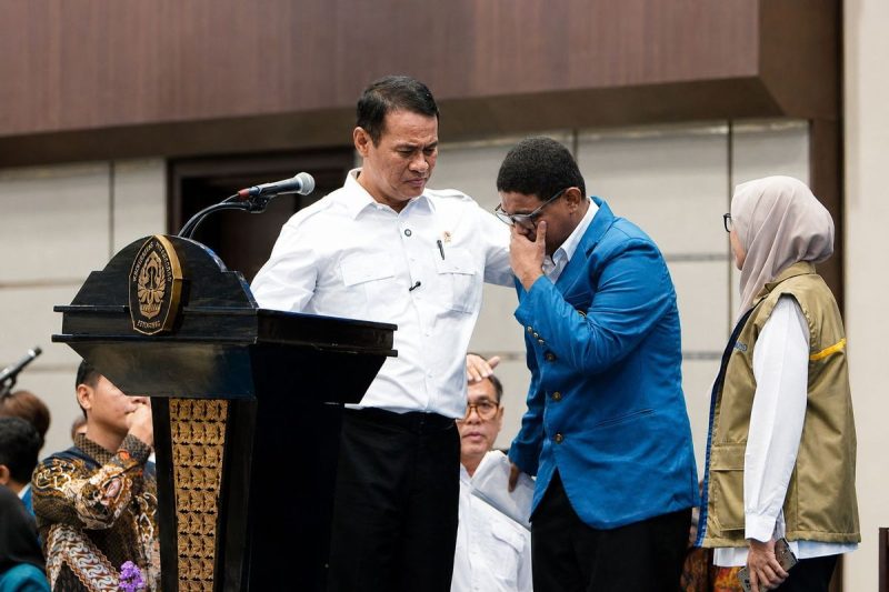 Seorang mahasiswa Universitas Diponegoro (Undip) asal Kabupaten Alor, Nusa Tenggara Timur (NTT), Adriano Padama curhat kepada Menteri Pertanian (Mentan) Andi Amran Sulaiman mengenai sulitnya distribusi pangan dan mahalnya harga beras di daerah asalnya. Momen haru terjadi saat Mentan Amran menjadi pembicara dalam Upacara Penerimaan Mahasiswa Baru (PMB) Universitas Diponegoro (Undip) Semarang Tahun Akademik 2026/2027 pada Kamis (6/8/2026).