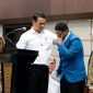 Seorang mahasiswa Universitas Diponegoro (Undip) asal Kabupaten Alor, Nusa Tenggara Timur (NTT), Adriano Padama curhat kepada Menteri Pertanian (Mentan) Andi Amran Sulaiman mengenai sulitnya distribusi pangan dan mahalnya harga beras di daerah asalnya. Momen haru terjadi saat Mentan Amran menjadi pembicara dalam Upacara Penerimaan Mahasiswa Baru (PMB) Universitas Diponegoro (Undip) Semarang Tahun Akademik 2026/2027 pada Kamis (6/8/2026). 