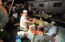 Menteri Dalam Negeri (Mendagri) Muhammad Tito Karnavian saat memberikan bantuan sembako kepada masyarakat yang menjadi korban pascagempa NTT, Minggu (16/8/2026)