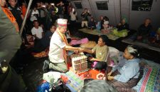 Menteri Dalam Negeri (Mendagri) Muhammad Tito Karnavian saat memberikan bantuan sembako kepada masyarakat yang menjadi korban pascagempa NTT, Minggu (16/8/2026)